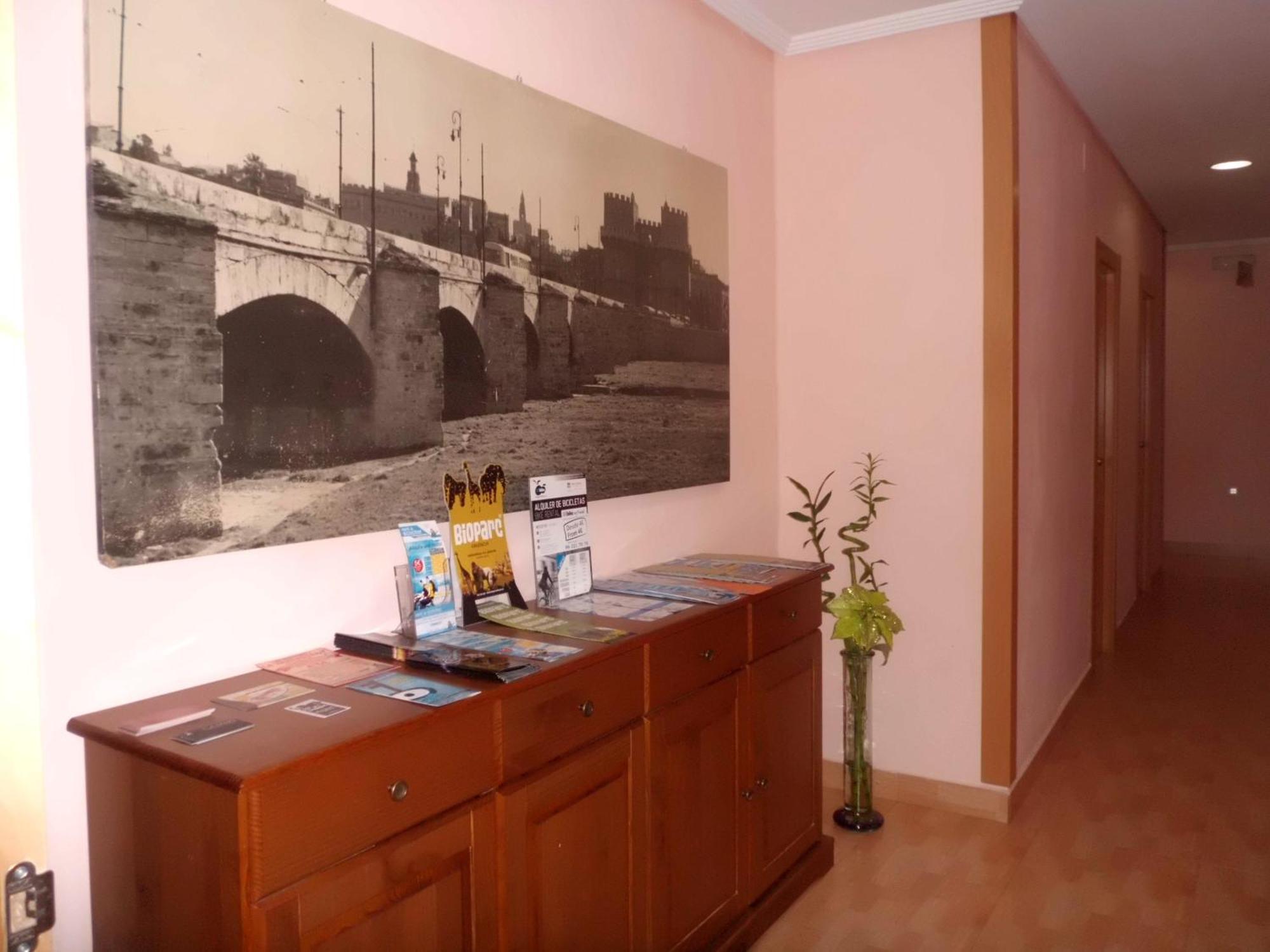 Hostal Abastos Walencja Zewnętrze zdjęcie