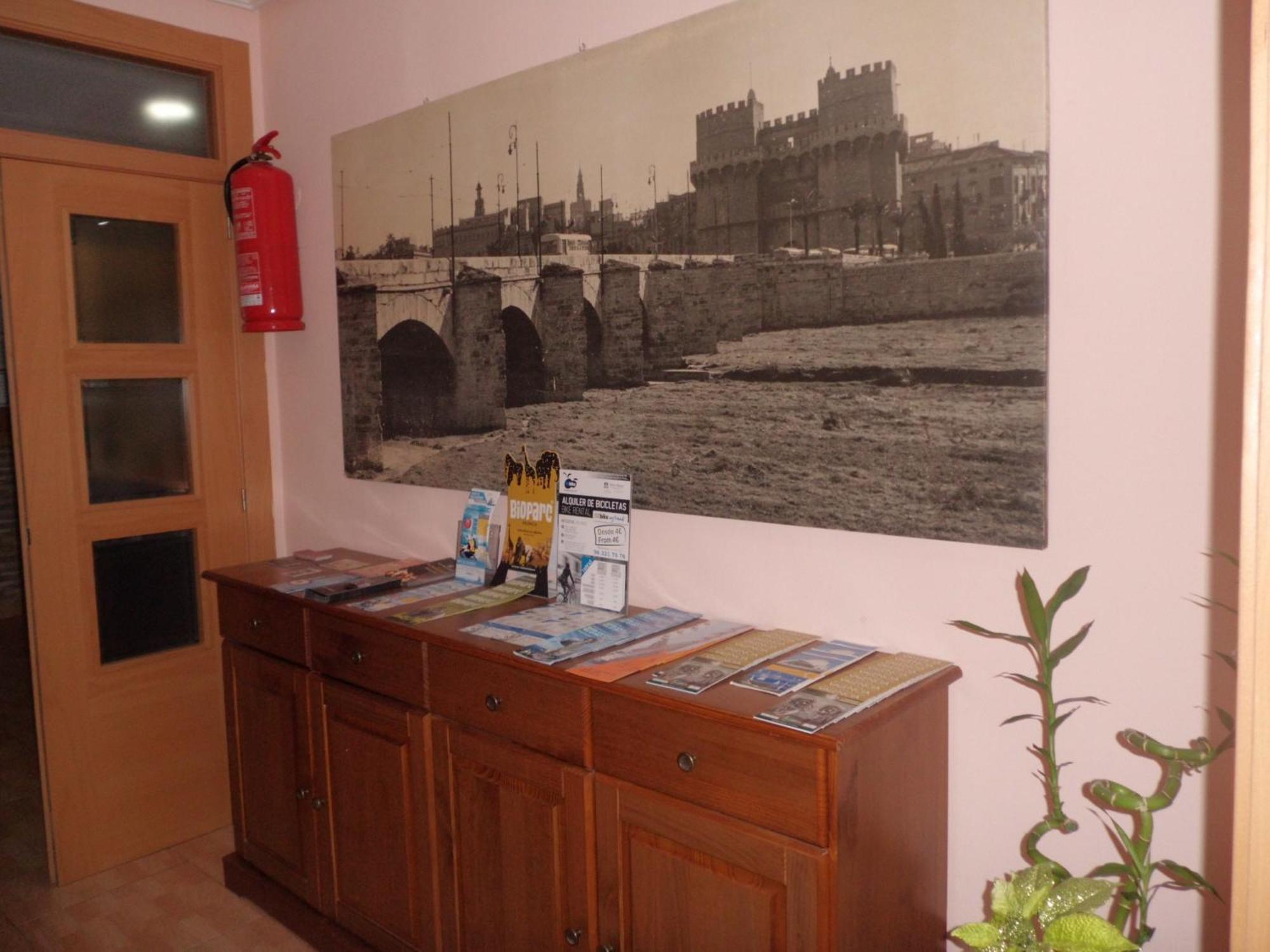 Hostal Abastos Walencja Zewnętrze zdjęcie